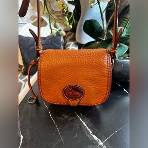 Vintage DOONEY & BOURKE cross body. Pre-owned.